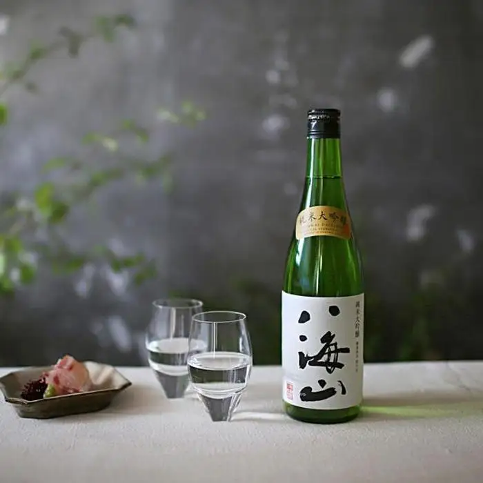 純米大吟醸 八海山 1800ml 専用化粧箱入り【八海山 純米大吟醸 一升瓶 1本 日本酒 1800ml 箱入り 新潟 地酒 厳選 晩酌 熱燗 お酒 酒 さけ お中元 お歳暮 贈答】
