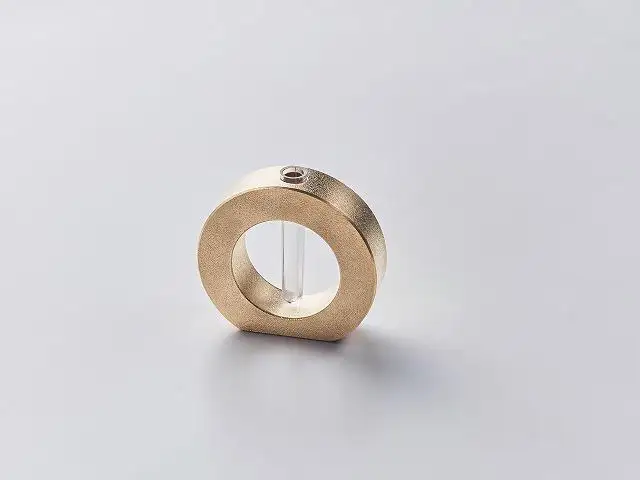 機能的な工業部品に 花のうつわ としての美しさを。Bush of cooper