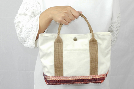 帆布と彩き織のトートバッグ（オフホワイト）「思いやり型返礼品（支援型）」【トートバッグ 1個 オフホワイト 帆布 キャンバス サキオリ 裂き織り リメイク品 着物 贈り物 プレゼント ギフト 母の日】