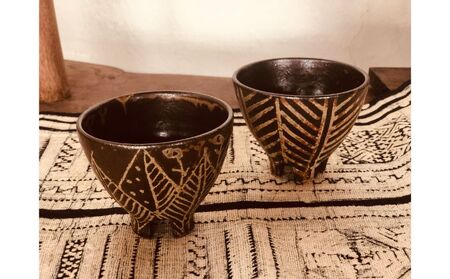 ＜南陶窯＞四つ足カップミニ２個セット【灰釉】線紋・葉紋 ☆ 読谷村 うつわ 陶器 焼き物 久場政一 沖縄 セット商品 やちむん うちなーすぐりむん コップ 地場産品 手作り 人気商品 柄違い ペア ギフトに お祝いに オススメ 伝統工芸品