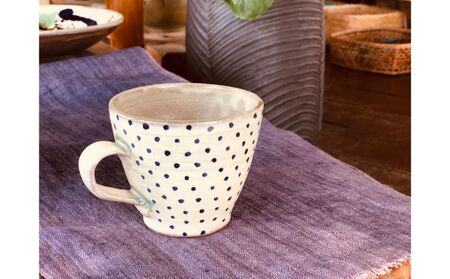 ＜南陶窯＞広口マグカップ【白・青ドット】 〇 読谷村 やちむん 陶器 伝統工芸品 久場政一 沖縄 新生活 人気商品 うちなーすぐりむん コップ 地場産品 手作り 焼き物 柄違い有 プレゼントに ギフトに お祝いに オススメ