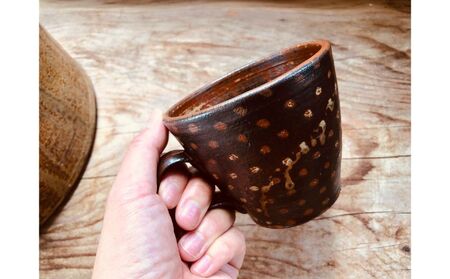 ＜南陶窯＞広口マグカップ【ドット】 〇 読谷村 やちむん 陶器 焼き物 久場政一 沖縄 新生活 水玉 うちなーすぐりむん コップ 地場産品 手作り 人気商品 伝統工芸品 色違い有 ギフトに おおきめ オススメ