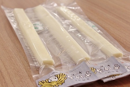 【京丹波のチーズ】 さけるチーズ ロングタイプ 3本セット 道の駅で大人気のチーズ 国産 生乳 ナチュラル チーズ モッツァレラチーズ おつまみ 料理 サラダ ご当地グルメ お取り寄せ 京都 丹波 京丹波町 [010MS004]