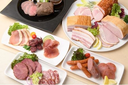 高評価5.0 北海道 ローストビーフ＆ベーコン10点 ハム ベーコン 詰め合わせ 1925g 国産ハム 国産ベーコン 詰合せ ローストビーフ ソーセージ ウインナー ハム