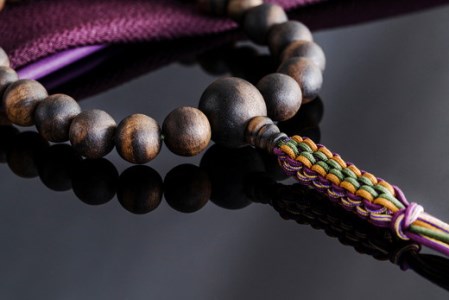 1400年の歴史を誇る近江の数珠職人が手掛けた 男性用 黒柿の念珠【F010W】