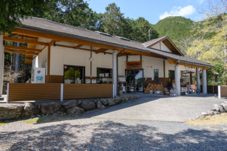 とっておきのアウトドアフィールド「キャンプinn海山 宿泊割引券」【AA29】