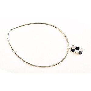 白蝶貝とオニキスを素材にしたコードペンダント「貝工房かざはな」【NC-９】