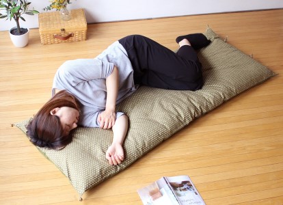 【洛中高岡屋】うたた寝にちょうどいい寛ぎのアイテム　カバータイプごろ寝敷きふとん＜ゆったりサイズ＞（グリーン系）