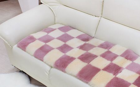 奈良 (株)マスダ製 ムートン長座布団 チェック柄 ピンク 40cm×120cm／ ムートン 羊毛皮 羊毛 スプリングラム 100％使用 座布団 ラグ インテリア オールシーズン 通年 贈り物 プレゼント 誕生日 記念日 株式会社マスダ 奈良県 宇陀市 ふるさと納税