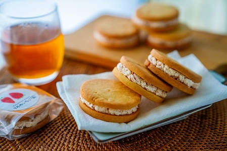 【数量限定】いちごのバターサンド　5個入り  バターサンド バタークリームサンド 苺 お取り寄せ スイーツ 個包装 お菓子 洋菓子 焼き菓子 ビスケット おやつ 自宅用 贈り物 ギフト プレゼント  AM-0010