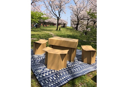 あなたの暮らしにSDGsを♪ 段ボール製テーブル・チェア「どこでもスズダイニング」 H160-007