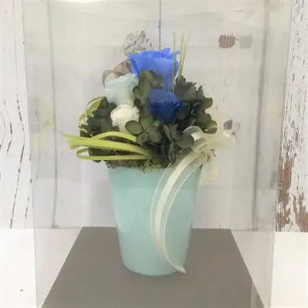 プリザーブドフラワー アレンジメント 青色のバラ＜老舗の花屋さんの手づくり/ギフト用＞_老舗の花屋さん 手づくり ギフト用 贈呈 記念日 結婚 誕生日 お祝い プリザーブ ド フラワーアレンジメント フローリストやまくら 北海道 釧路町 釧路超 特産品 _【1292873】