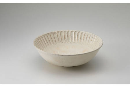 【美濃焼】鎬 8寸深鉢 粉引 太【藤山窯】【TOKI MINOYAKI返礼品】食器 丼 ボウル どんぶり 麺鉢 盛り鉢 サラダボウル 白 手作り しのぎ シンプル おしゃれ レンジ対応 食洗機対応 [MAH056]