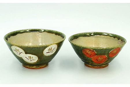 【美濃焼】織部椿 茶碗＆湯呑ペアセット【不動窯】食器 夫婦茶碗 湯呑み 湯飲み コップ お茶 ご飯 食事 夫婦 カップル ペア セット 花柄 椿 縁起物 紅白 緑 グリーン 陶器 土物 和風 ギフト プレゼント 贈り物 送料無料 [MAR008]