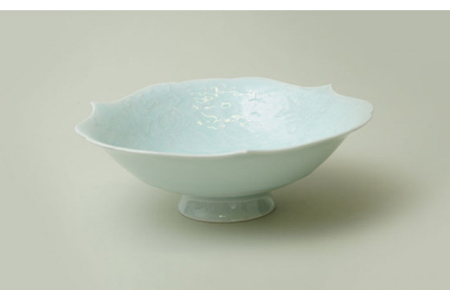 【美濃焼】青白磁輪花 花鳥兎文 鉢（木箱付）【快山製陶所】食器 大皿 ボウル 盛り鉢 おもてなし インテリア 装飾品 ブルー 水色 青 手彫り 伝統 文化財 美しい おしゃれ 木箱入り ギフト プレゼント 贈り物 送料無料 [MBG008]