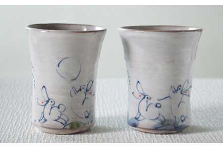 【美濃焼】兎絵 麦酒呑【小栗正男】食器 酒器 ぐい呑み お猪口 おちょこ コップ ビールグラス 日本酒 晩酌 ペア 夫婦 カップル 陶器 手づくり 手書き うさぎ  伝統 ギフト プレゼント 贈り物 送料無料 [MBH003]