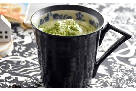 【美濃焼】漆陶 マグカップ（中）渕唐草 曙【宗山窯】食器 コーヒー コップ マグ 漆 呉須 染付 工芸品 職人 黒 ブラック 陶器 送料無料 [MBI009]