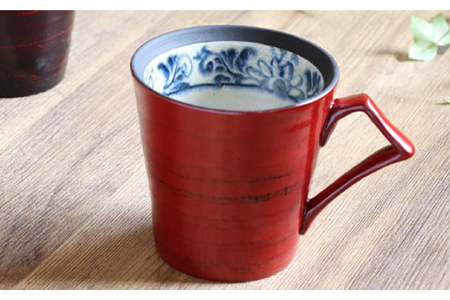 【美濃焼】漆陶 マグカップ（中）渕唐草 根来【宗山窯】食器 コーヒー コップ マグ 漆 呉須 染付 工芸品 職人 赤 レッド 陶器 送料無料 [MBI010]