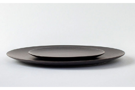 【美濃焼】グレージュ黒マット皿大小28cmと18cm【陶土う庵】（3228-0105） 食器 皿 プレート 大皿 メインディッシュ 取皿 取り皿 パスタ皿 セット 食器セット マット 黒 ブラック 送料無料 [MBY014]
