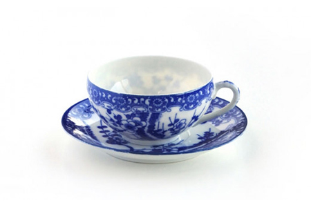 【美濃焼】染付透かし入りカップ＆ソーサー 梅【丸直製陶所】食器 コーヒーカップ ティーカップ マグカップ プレート 受け皿 ティータイム 珈琲 紅茶 日本茶 上品 伝統 職人技 ブルー 青 おしゃれ 送料無料 [MBP001]