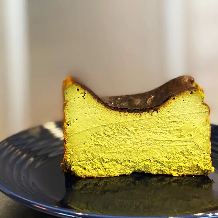 究極の抹茶バスクチーズケーキ　ケーキ
