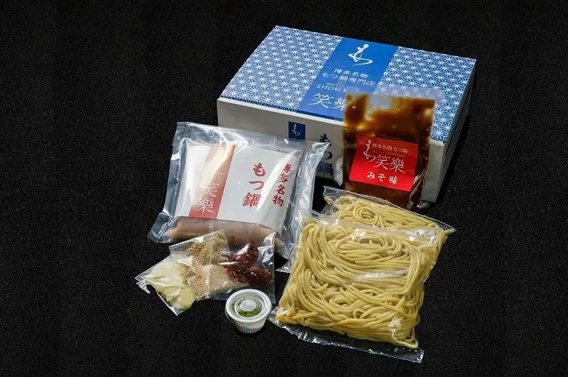 もつ鍋 もつ鍋専門店 笑楽 和牛もつ鍋セット2～3人前みそ味（柚子胡椒付き） | 福岡県 福岡市 福岡 九州 納税 返礼品 返礼 お取り寄せグルメ 取り寄せ グルメ もつ鍋 モツ鍋 もつなべ もつ鍋セット