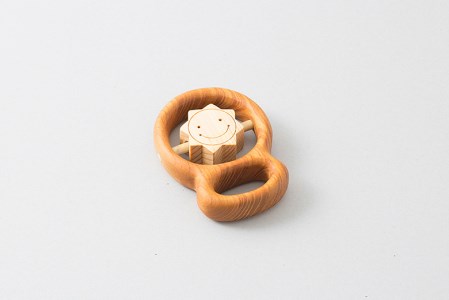 おもちゃ 赤ちゃんの宝石箱(おひさま・袋入り) 知育 プレゼント ギフト 受注生産品 山のくじら舎 受注生産品 名入れ可能 木のおもちゃ