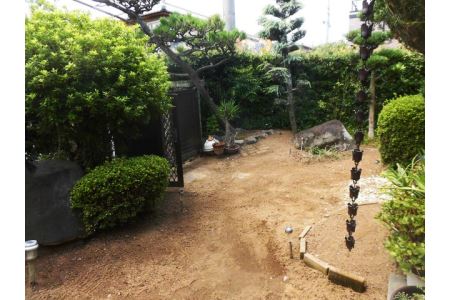 住宅の除草作業