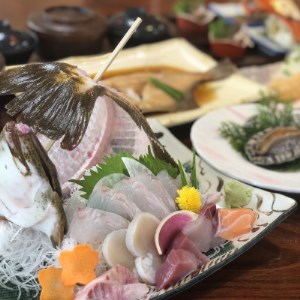 まるは本館(豊浜漁港前)のお食事券 9000円