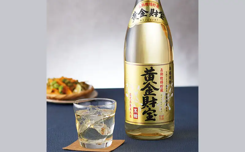 奄美黒糖焼酎 長期樫樽貯蔵「黄金財宝」1.8L(一升瓶)×4本 鹿児島県 奄美群島 奄美大島 龍郷町 黒糖 焼酎 お酒 蒸留酒 アルコール 糖質ゼロ プリン体ゼロ 低カロリー 温泉水を割水に使用 財宝 財宝温泉 晩酌 プレゼント 一升瓶 1800ml 4本
