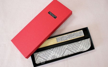 本場奄美大島紬　手織り扇子（龍郷柄　白） 