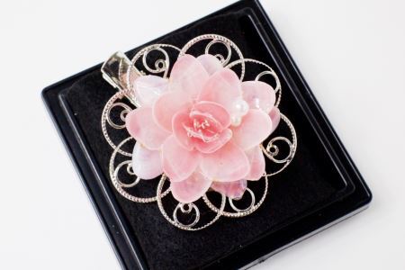 幸せを招く さくら貝華ブローチ [桜貝小貝くらふと 石川県 志賀町 AH4118]