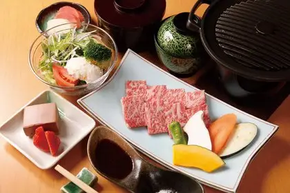飛騨牛 焼肉霜降り肩ロース 300g [Q3115] 霜降り