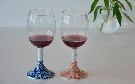 有田焼 ペアワイングラス 赤小菊 / 青小菊【東洋セラミックス】食器 グラス ワイングラス ペア セット 菊 レッド ブルー 華やか ギフト A18-157