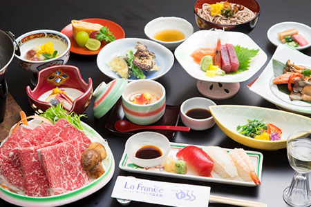 BN002-1 【ラ・フランス温泉館/ホテル湯楽々】四季の地元食材 紫波もちもち牛他 全14品の和会席膳 宿泊プランチケットペア券+お土産ワイン付き