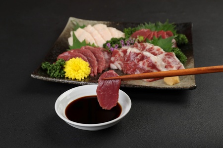 牛肉 【12ヶ月定期便】あか牛 すきやき しゃぶしゃぶ用サーロイン肉1kg(500g×2)、馬刺し200g(赤身100g、霜降り50g、たてがみ50g)セット 国産牛肉 熊本県産牛肉 厳選牛肉 ヘルシー牛肉 