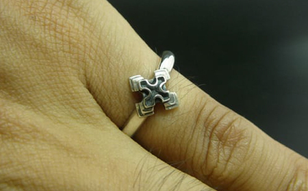 pyramid cross ring ピラミッド クロス リング｜ 指輪 シルバー アクセサリー 十字架 モチーフ 925 ハンドメイド 選べる サイズ ジュエリー アクセ ファッション 人気 シンプル ギフト プレゼント年末年始 お中元 お歳暮 内祝い 快気祝い