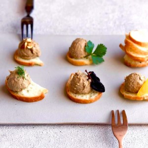 鶏こになる濃厚 白レバームース 本格焼鶏 喜心のちょっと贅沢なオードブルセット おつまみ 家飲み ワインにぴったり ギフト お取り寄せ 焼鶏喜心 静岡県 富士市 [sf002-140]