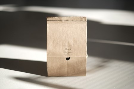 三木市吉川町に自生する天然のヨモギでつくったコスメギフト(ヨモギオイル300ml + プッシュポンプ + ポーチ)