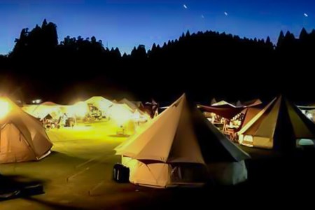 【学びやの里】学びやの里 キャンプ場 フリーサイト×1面 利用券 最大29時間滞在 芝生 初心者 ソロ ファミリー グループ トイレ ウオシュレット 給水場 遊具 AM10時チェックイン 翌15時チェックアウト 熊本 阿蘇 小国郷 北里柴三郎
