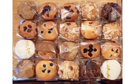 ＜songbird cafe＞マフィン１２個セット 〇 焼き菓子 読谷村 沖縄 小麦粉使用 カフェ 季節のオススメ スイーツ 地場産品 詰め合わせ お楽しみ 焼き立て チルド配送 人気商品 手作り ナッツ使用 バター使用 卵使用