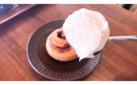 ＜songbird cafe＞シナモンロール９個セット（フロスティング付き） ☆ スイーツ 沖縄 フロスティング付き はちみつ使用 小麦粉使用 バター使用 ナッツ使用 レモンクリームチーズ 卵使用 読谷村 お試し 手作り 人気商品 冷凍商品