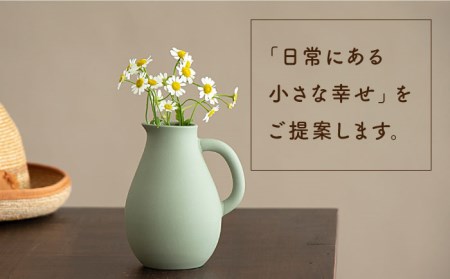 【美濃焼】piccola(ピッコラ) 一輪挿し pitcher(ピッチャー) グリーン 【金新製陶所】インテリア 雑貨 花瓶 一輪挿し お花 コンパクト グリーン 緑 写真映え かわいい シンプル おしゃれ ギフト プレゼント 贈り物 送料無料 [MDG003]