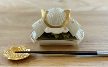 有田焼 端午の節句 マットホワイト金彩 兜 蓋物 24to3 西富陶磁器 A18-219