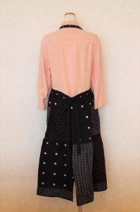 【受注生産】「久留米伝統工芸品」 久留米絣 胸当て付きドレスエプロン_【受注生産】エプロン 久留米絣 胸当て付き ドレスエプロン 1着 丈75cm おしゃれ かわいい デザイン 綿100％ 伝統 伝統工芸品 服 衣類 雑貨 日用品 キッチン用品 料理 ファッション 女性用 レディース 日本製 福岡県 久留米市 送料無料 〔Ji009〕