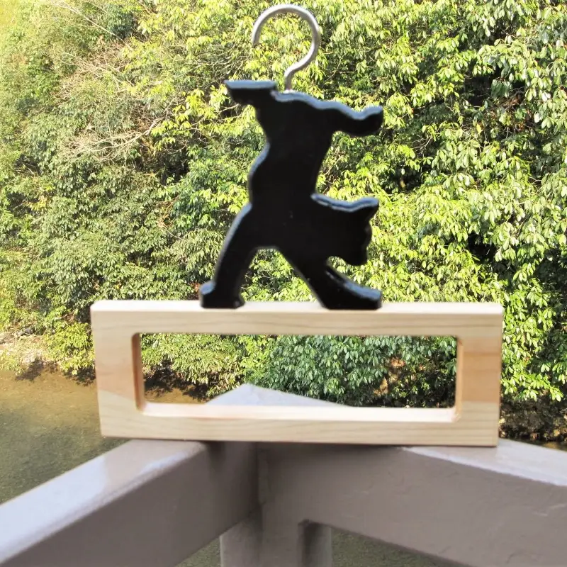 手作り木製タオル掛け・さか立ち黒猫2本セット【007C-060】