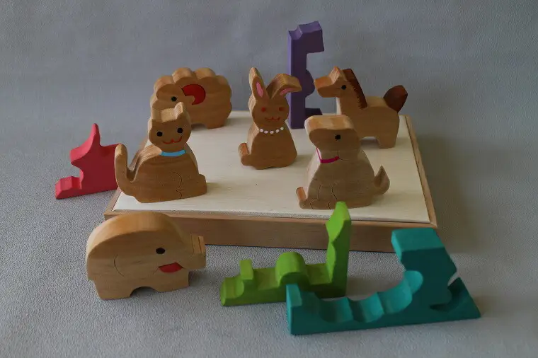 手作りの木工パズル アニマル