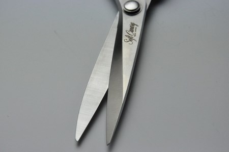 女性に優しい小ぶりサイズ高級ステンレス 洋裁ハサミ210㎜ (S-210H) 耐久性抜群  裁ちばさみ  手芸 裁縫  布切 ハンドメイド 家庭用 業務用  日本製 右利き用 握りやすい　正規品　メーカー　メーカ直送　関市　刃物　修理可能　アフターケア