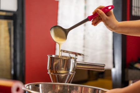 【浅草たい焼き工房 「求楽」】たい焼き体験（大人1名・子供1名[小学生～18歳未満]・60分）_0121-003-T04