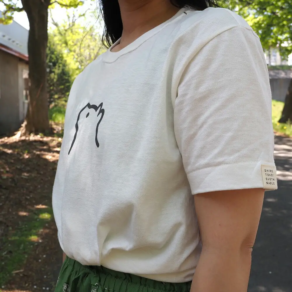 知床・斜里町のシンボルキャラクター「知床トコさん」×久米繊維　コットンTシャツ　白・M_装飾品・レディース 洋服   装飾品・メンズ 洋服 